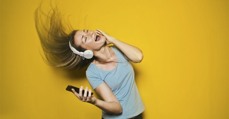 Google ya reconoce qué canción estás silbando o tarareando La plataforma multicolor ha conseguido crear un sistema de secuencias numéricas capaz de comparar silbidos y tarareos con...