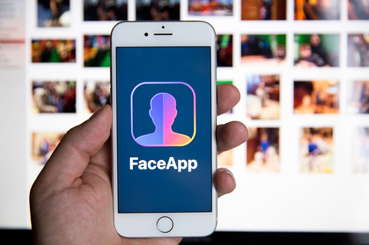 Tras su éxito el verano pasado brindando la posibilidad de envejecer tu rostro, la aplicación para móviles FaceApp vuelve a ganar popularidad proporcionando una nueva función que está haciendo que los usuarios de las redes sean los principales testigos de ello.