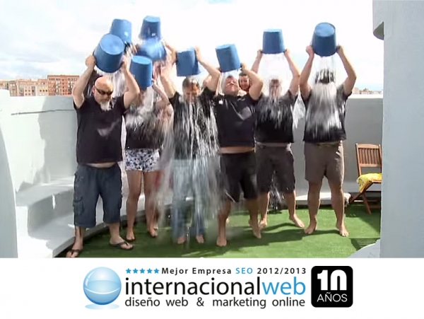 El Ice Bucket Challenge o también llamado Desafío del cubo de agua helada, se ha convertido en toda una revolución benéfica gracias a las inmensas posibilidades que ofrecen hoy en día las redes sociales.
