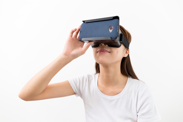 ¿Habrías pensado alguna vez que la realidad virtual les puede servir de algo a los eCommerce o a los negocios online? ¿No encuentras una relación porque siempre has pensado que la realidad virtual va más hacia los sectores del juego o del entretenimiento? ¿Lo relacionas con películas como Regreso al Futuro?
