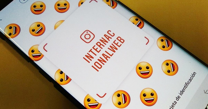 Nametags es la nueva función de Instagram  que nuevamente ha copiado de su rival Snapchat.  Esta función permite crear un código personalizado a partir de un fondo de color y un emoji o selfie.